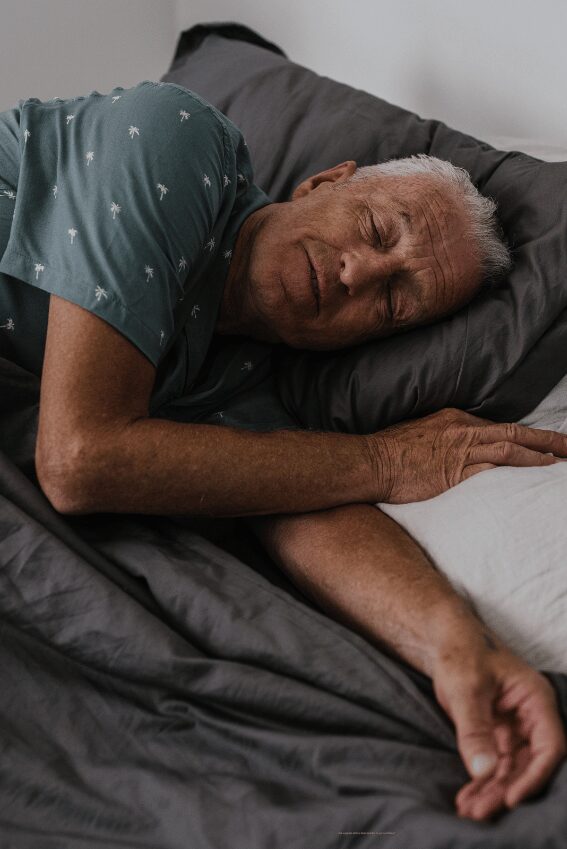 Zaburzenia snu w chorobie Alzheimera – jak poradzić sobie z bezsennością i nocnymi wędrówkami chorego?