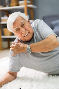 Upadki osób starszych – przyczyny, konsekwencje i jak im zapobiegać w domu?