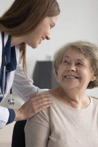 Geriatra – czym się zajmuje i kiedy się do niego zgłosić?